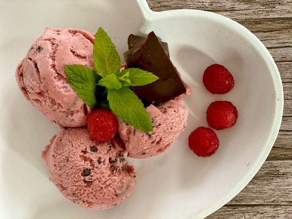 Himbeereis mit Schoki und Minze – Paulinas Food Blog Himbeereis mit Schoki und Minze – Paulinas Food Blog